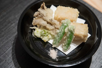「ゴマ豆腐、ふきのとう、ししとう、舞茸の天ぷら」。ゴマ豆腐の天ぷらはねっとりとしていて、その味わいはまるでチーズのよう。