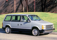 1983年に登場した元祖ミニバンの「ダッジ・キャラバン」。全長4.5m弱、全幅1.8m弱というサイズは、レギュラーサイズのバンと比べて十分に「ミニ」だったのだ。