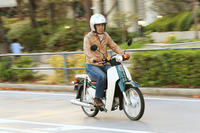 トランスミッションは、四輪車風に言うところのセミAT。クラッチ操作は不要だが、変速操作は手動で行う必要がある。