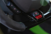 ステアリングホイールの下端に備わるドライブモードセレクター「ANIMA」の切り替えスイッチ。3つの走行モードを持つANIMAも、「ウラカン テクニカ」専用に制御が見直された。