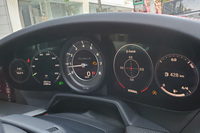 伝統の5連メーターデザインを引き継ぎながらも、センターのエンジン回転計以外はすべて液晶画面になっている。