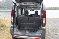 「スペーシア ギア」のラゲッジスペースは、ハードプラスチックのフロアとビニール製のシートバック背面で汚れ・傷対策が万全。自転車を積載するためのガイドレールが備わっている。