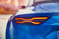 リアまわりでは、X型に光るLED式のリアコンビランプが目を引く。