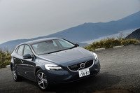 ボルボV40 T3モメンタム