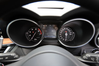 メーターはコンベンショナルな2眼式で、アナログ式の速度計とエンジン回転計の間に、カラー液晶のマルチインフォメーションディスプレイが装備されている。