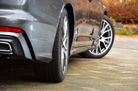 後輪の最大舵角は、低速時が前輪と逆位相に5度、高速時が前輪と同位相に2.5度。写真の通り目視できるほどに切れている。