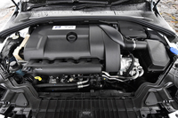 
    「V60 T6 AWD R-DESIGN」のエンジンルーム。現在のボルボの直6ユニットは、みな横置きとなる。
    