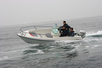 バンクさせて旋回中の、「BF50」を搭載した「テルヒ・ビッグファン」。ステアリングを握っているのは、小型船舶操縦免許も所有するというレーシングドライバーの松田秀士さん。