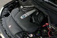 搭載されるエンジンは4.4リッターV8ツインターボ。最高出力450ps、最大トルク66.3kgmを発生する。