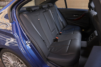 後席の様子。背もたれを4：2：4の割合で分割し前方に倒す機能は、オプションとして用意される。
    