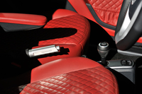 アルミと本革を採用したシフトノブとパーキングブレーキレバーが装着される。