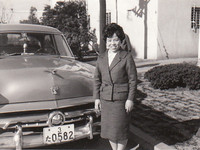 イタリアのわが家から出てきた1952年フォードと母親の写真。