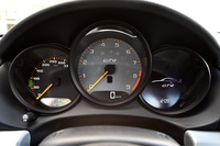 メーターまわりは、エンジン回転計の文字盤に施された「GT4」のロゴ以外、大きな変更点はない。オプションの「スポーツクロノパッケージ」装着車では、右側のマルチインフォメーションディスプレイにストップウオッチ機能が追加される。