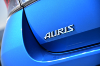 
    「オーリス120T」の価格はシリーズ中、最も高価な259万37円。「爽快な走りと低燃費を両立した最上級グレード」という位置付け。
    