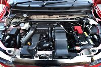 
	エンジンについては、アクセル操作に対するレスポンスを高めるとともに、燃焼室内の温度を下げることで空気の充てん効率を向上。最大トルクを10.2kgmに高めている。
	