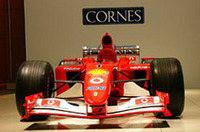 この日、やはりお披露目されたコーンズ4代目のF1マシン、「フェラーリF2001」。2001年10月に開催された日本GPで、ミハエル・シューマッハーがドライブ。見事優勝を飾ったクルマだ。カラーリングは2002年シーズンのもの。
