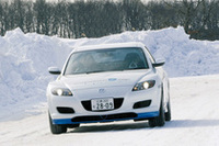 寒冷地を走る水素ロータリー「RX-8」の画像