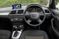 インテリアは黒の内装色にモノメタリックの加飾パネルの組み合わせ。オプションで、黒や茶の本革シート、木目調の加飾パネルなどが用意される。
    