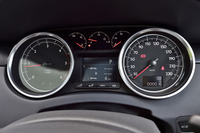 メーターは2眼式。タコメーターのレッドゾーンは4500rpmから。