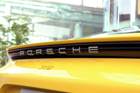 リアの黒いガーニッシュにあしらわれた「PORSCHE」のロゴ。