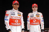 2年生のコンビ、ルイス・ハミルトン（左）とヘイキ・コバライネンがステアリングを握る。（写真＝Mercedes Benz）