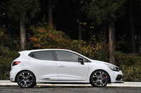 「ルーテシアR.S.トロフィー」の足まわりは、「ルーテシアR.S.シャシーカップ」比で、フロントが20mm、リアが10mmローダウンされている。