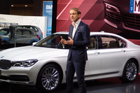 2015年の東京モーターショーで新型「7シリーズ」のプレゼンテーションを行うホーイドンク氏。