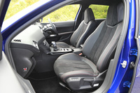 「308 GTライン」には、表皮にテップレザーとアルカンターラを用いたスポーツシートが装備される。