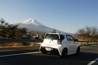 高速道路を走る「iQ GRMN スーパーチャージャー」。専用設計のディフューザーの下には、2本出しのマフラーエンドが顔をのぞかせる。