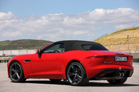 「ジャガーFタイプ」が発表されたのは、2012年9月に開催されたパリショーでのこと。コンセプトカー「C-X16」の市販モデルにあたる。コンセプトカーがクーペだったのに対し、量産型はオープンカーとしてデビューすることとなった。
    