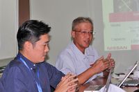 工場の生産能力や雇用、今後の展開などの話をうかがった大杉泰夫NMI副社長（奥）と、ダットサン事業本部の泉 信吾主管（手前）。