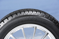 「アイスガード ファイブ」には低燃費タイヤに与えられる「BluEarth」ネームが入る。