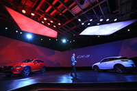 「ソウルレッドプレミアムメタリック」（左）のほかに、研ぎ澄まされた金属感や緻密な硬質感を表現した新色「セラミックメタリック」（右）が登場した。
    