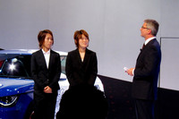 なでしこジャパンの岩清水選手（写真左）と坂口選手も、ブースに姿を見せた。