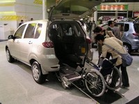 「マツダ・デミオ」をベースにつくられた、車いすごと乗れる福祉車両。