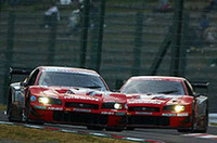 3位に入賞し、GT500クラスでドライバーズチャンピオンを獲得した本山哲／ミハエル・クルム駆るザナヴィニスモGT-R（前）。レース終盤は、4位に終わったモチュールピットワークGT-R（影山正美／リチャード・ライアン組、写真後）とランデブー走行。