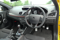 インテリアでは、ステッチなどの色が黄から赤に変更された。