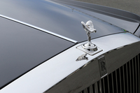 「スピリット・オブ・エクスタシー」は長いボンネットの車両感覚をつかむのに役立った。