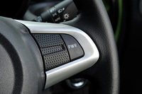 パワーモードのオン、オフを切り替える「D assist切り替えステアリングスイッチ」。Dレンジでの走行中にスイッチをオンにすると、スロットルをより大きく開けるとともに、エンジンの回転数を高めに保つよう制御が切り替わる。