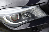 赤いリングでドレスアップされた、「CLA250シュポルト 4MATIC シューティングブレーク」のバイキセノンヘッドライト。交通状況に応じて照射範囲を自動的に調節する機能が備わる。