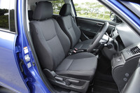 運転席には、上方に38mm、下方に20mmまで調整可能なシートリフターが全車に標準装備される。「XS」にはアームレストも備わる。
