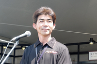 意気込みを語る、塙 郁夫選手。今回は、市販タイプのヨコハマタイヤで過酷なレースに挑む。
    