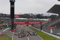 スタートでトップを守ったポールシッターのロズベルグ（先頭）。予選2番手のハミルトンは鈍い加速で8位へと後退した。（Photo=Mercedes）