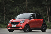 既存の1リッター直3自然吸気エンジン搭載車に追加される形で「フォーフォー ターボ」が発表されたのは2016年8月のこと。車両価格は256万円。