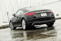 「TTSクーペ」のリアビュー。左右2つずつ設けられたマフラーエンドが目を引く。