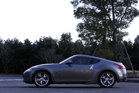 先代と比べると、ホイールベースが100mm、全長が65mm短くなり、幅は30mm広がった新型「フェアレディZ」。全高は1315mmで変更なし。