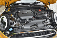 170psと36.7kgmを発生する2リッター直4ディーゼルターボエンジン。JC08モード燃費は23.8km/リッターと、1.5リッター直3ディーゼルに遜色ない数値を誇る。