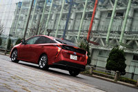 発売以来好調なセールスが伝えられる4代目「プリウス」。2016年2月18日現在の納期は、「S」「S“ツーリングセレクション”」が2～3カ月、「A」「A“ツーリングセレクション”」「E」が5～6カ月、「Aプレミアム」「Aプレミアム“ツーリングセレクション”」が7～8カ月とされている。