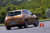 コーナーでのグリップレベルも「ノート」とは段違い。低重心であることも効いているようだ。