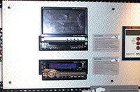 KENWOOD　KVT-915DVD&KDC-X969昨年秋に発売したHDDナビ・HDD-700に採用したＺアクションメカを搭載した1DIN　AVレシーバー。DVDオーディオ＆ビデオ、CD、MP3の再生が可能で50W×4＋35Wの5chアンプを内蔵。5.1chDSPも搭載する